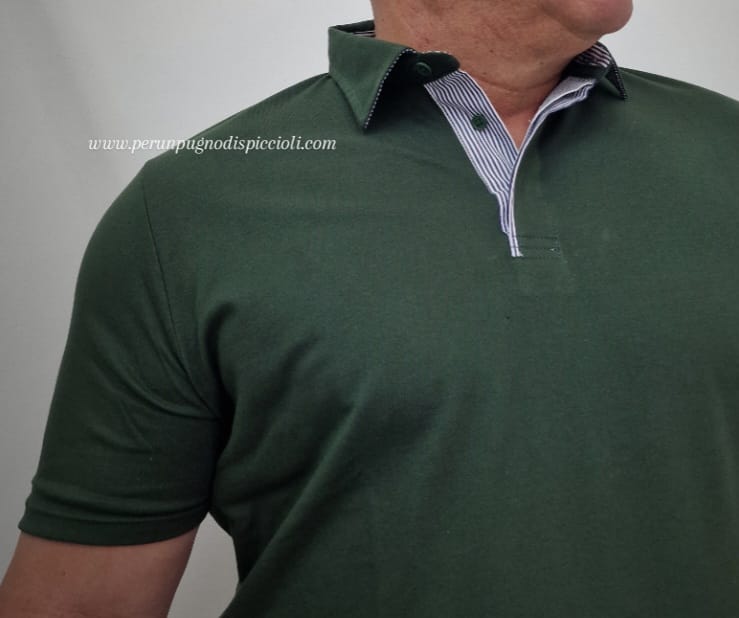 Polo Portocervo con collo a righe