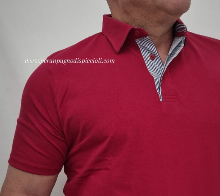 Polo Portocervo con collo a righe