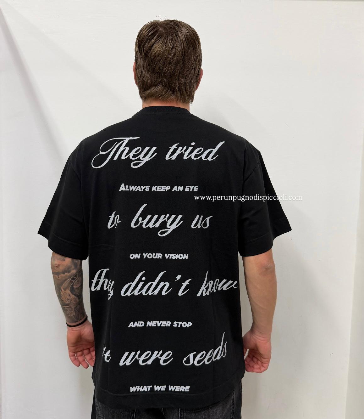 T-shirt Key more art: scritte big